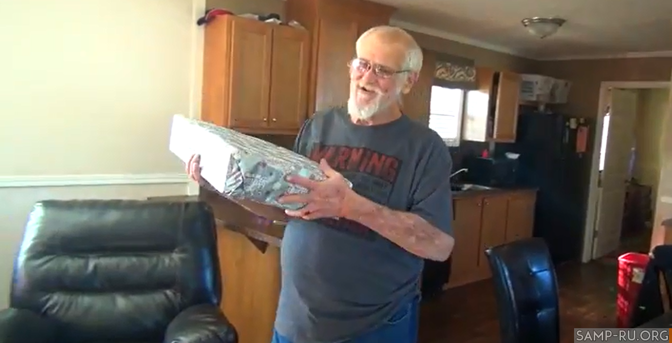 Дед дарит внуку приставку PS4 на рождество